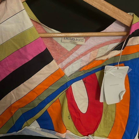Pucci crop top, enjoy this top and pair it with your favorite Pucci prints. - Picture 3 of 4